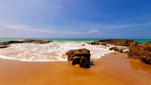 Mare, spiaggia, sabbia, rocce, estate, sole, acqua. Quiz Idrosfera.