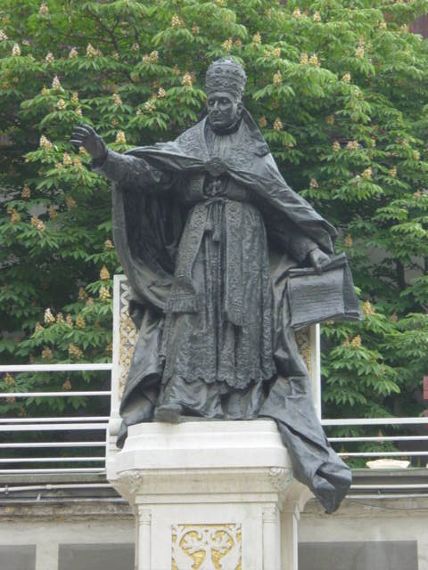 Statua dedicata al Papa Benedetto XV durante la prima guerra mondiale, in segno di riconoscenza, dalla Turchia.