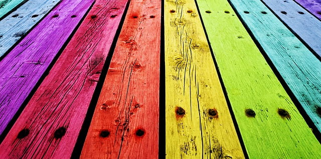 Tavole di legno colorate, colori, arcobaleno.