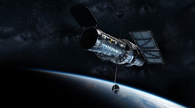 Telescopio Hubble orbitante nell'atmosfera terrestre. Satellite, universo, spazio.