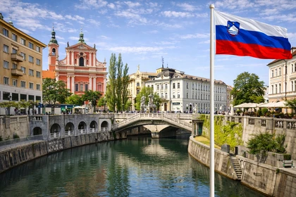 Triplo Ponte sul fiume Ljubljanica a Lubiana, capitale della Slovenia, con il centro storico ed edifici caratteristici