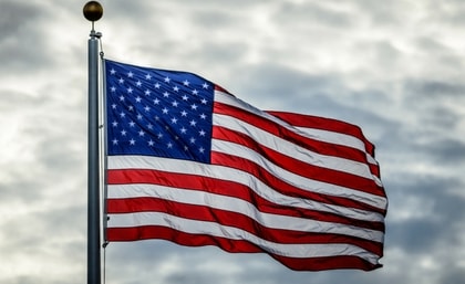 Bandiera degli Stati Uniti d'America su un cielo nuvoloso.