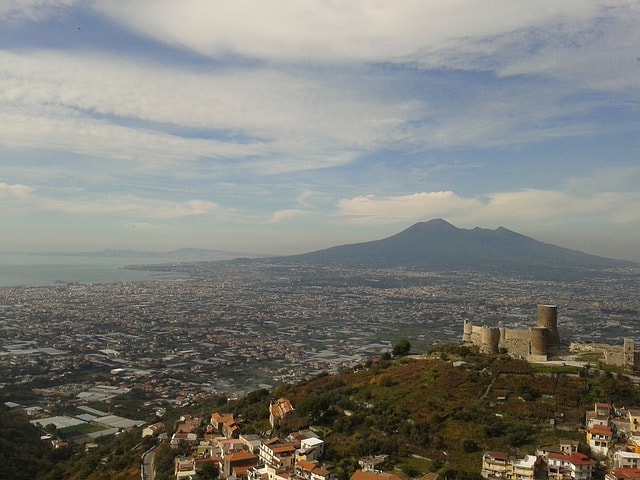 CittÃ  di Napoli, Vesuvio, case, nuvole, panorama.