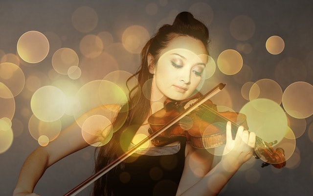 Una donna che suona il violino.