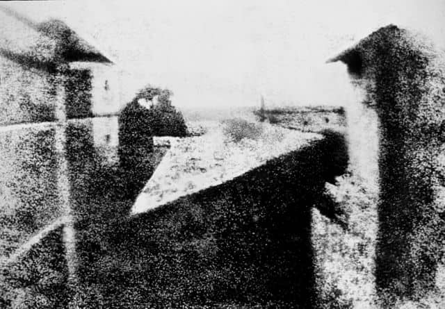 Vista dalla finestra a Le Gras. Prima fotografia della storia. Bianco e nero.