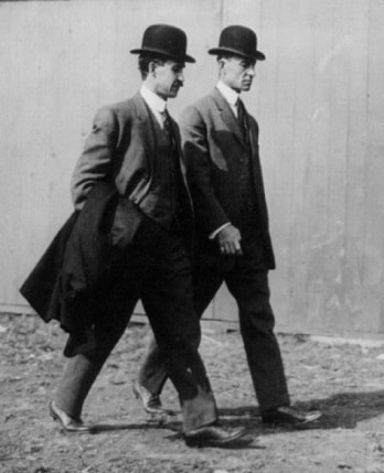 Wilbur e Orville Wright, inventori del primo aeroplano. Fotografia del 1910.